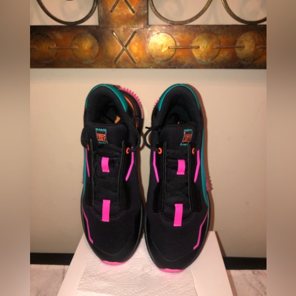 Puma tennis shoe; black very pretty, sleek and comfortable - Picture 6 of 8